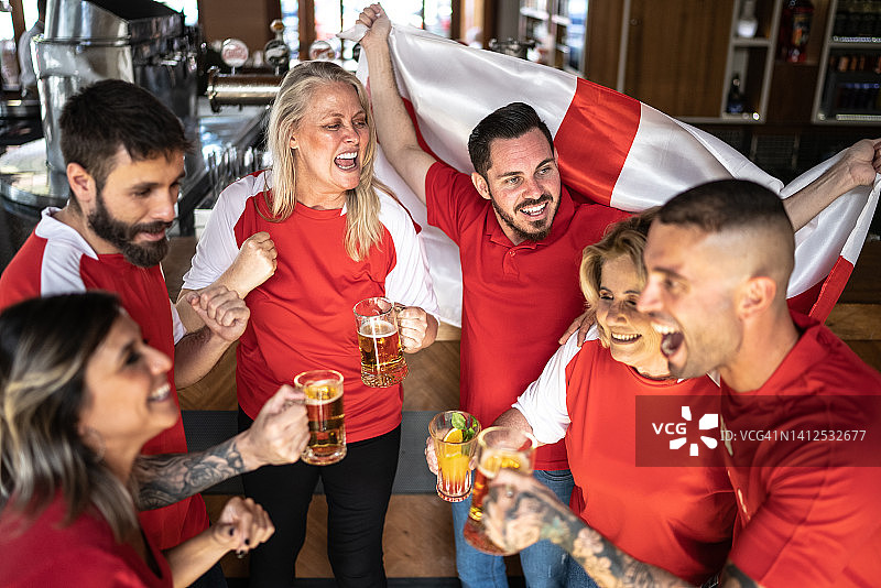 朋友们在酒吧庆祝英国队获胜图片素材