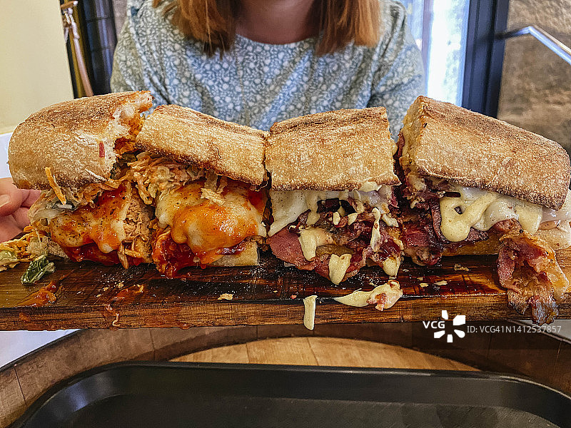 巨型熏牛肉三明治的特写图片素材