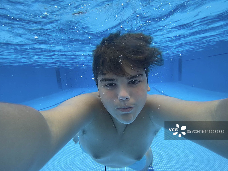 游泳池水下青少年自拍图片素材