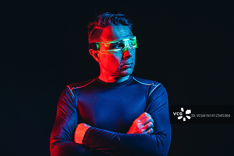 戴赛博眼镜的男人，机器人，未来元宇宙概念图片素材