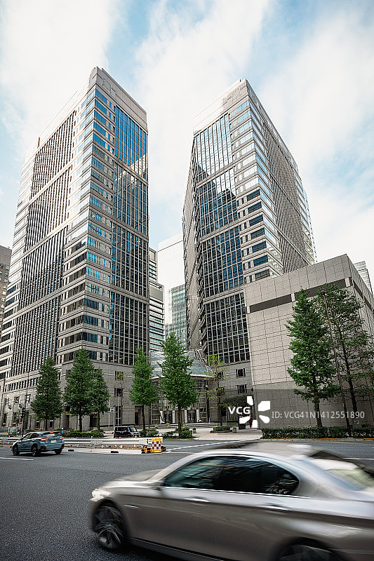 东京金融区黎明时分的都市玻璃办公楼图片素材