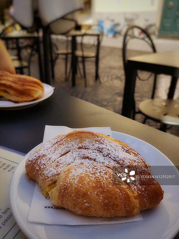 吧台上的千层酥图片素材