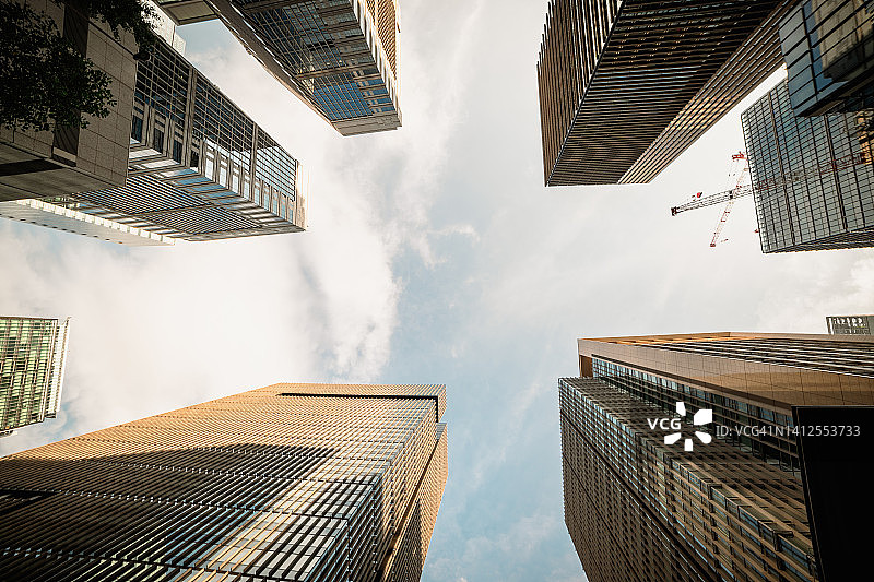 东京金融区黎明时分的都市玻璃办公楼图片素材