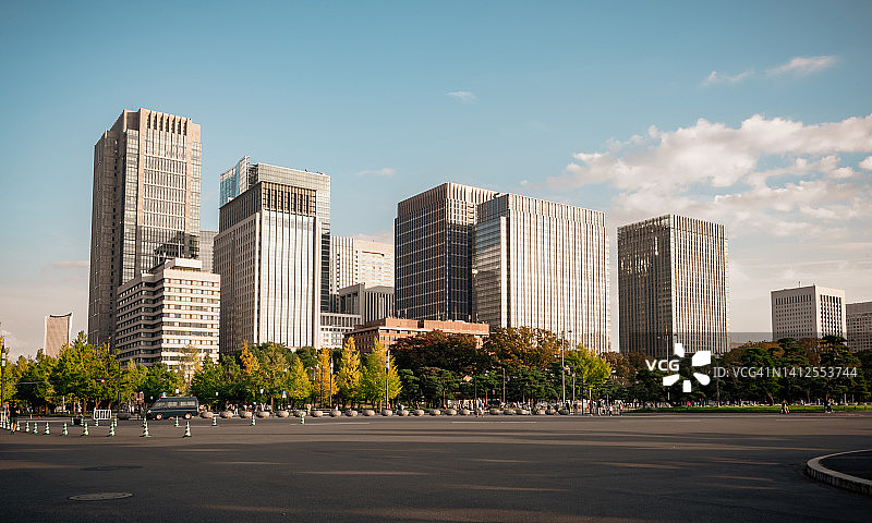 东京金融区黎明时分的都市玻璃办公楼图片素材