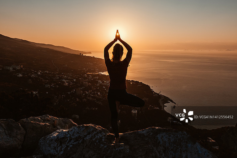 旭日阳光下的自然疗养瑜伽图片素材