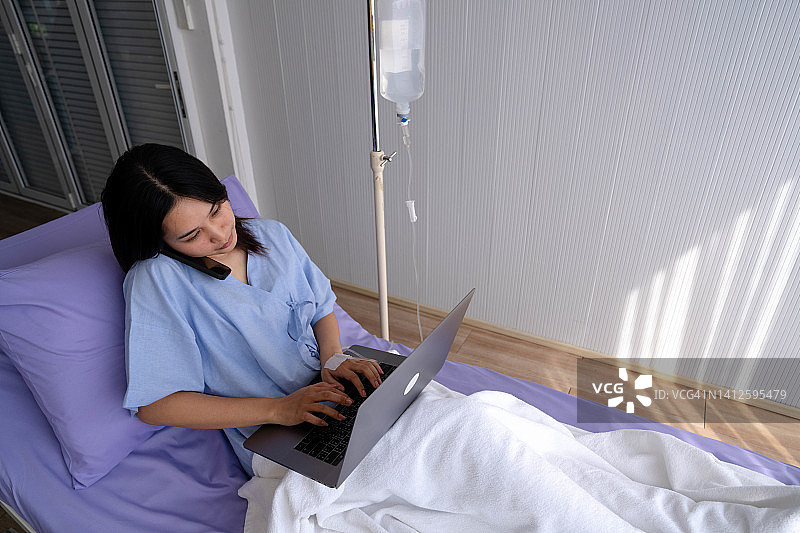 年轻女人在医院工作图片素材