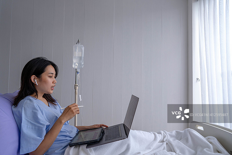 亚洲年轻女患者通过视频会议报告病情。图片素材