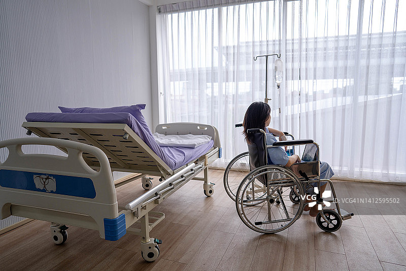 在医院使用笔记本电脑工作的残疾妇女图片素材