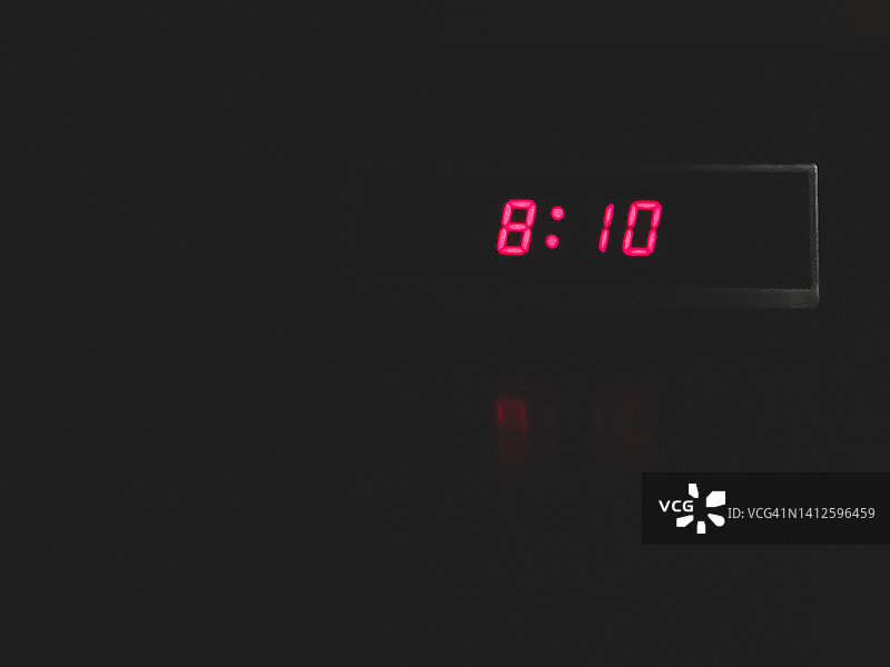 黑暗房间里的数字闹钟图片素材