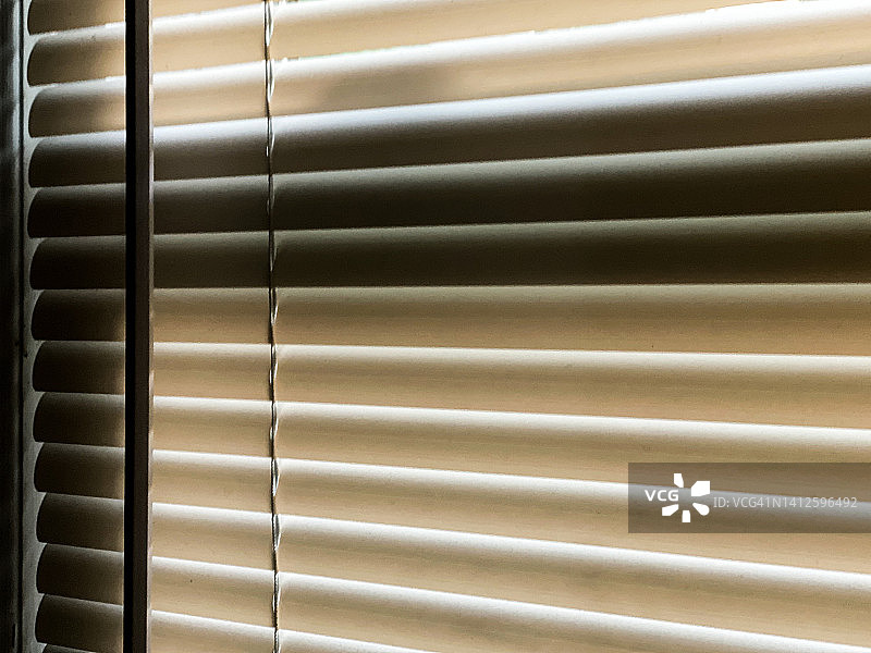 带有阴森影子的百叶窗图片素材