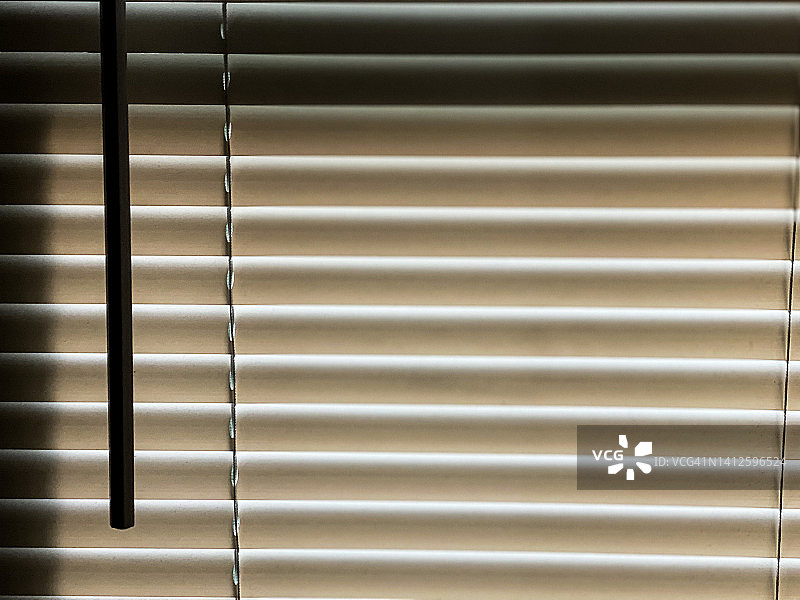 带有阴森影子的百叶窗图片素材