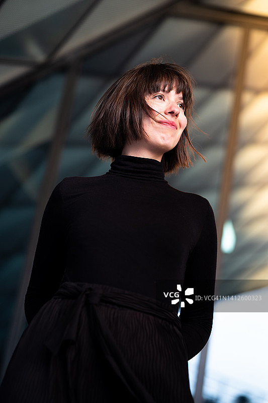 城市背景下的年轻女性肖像图片素材