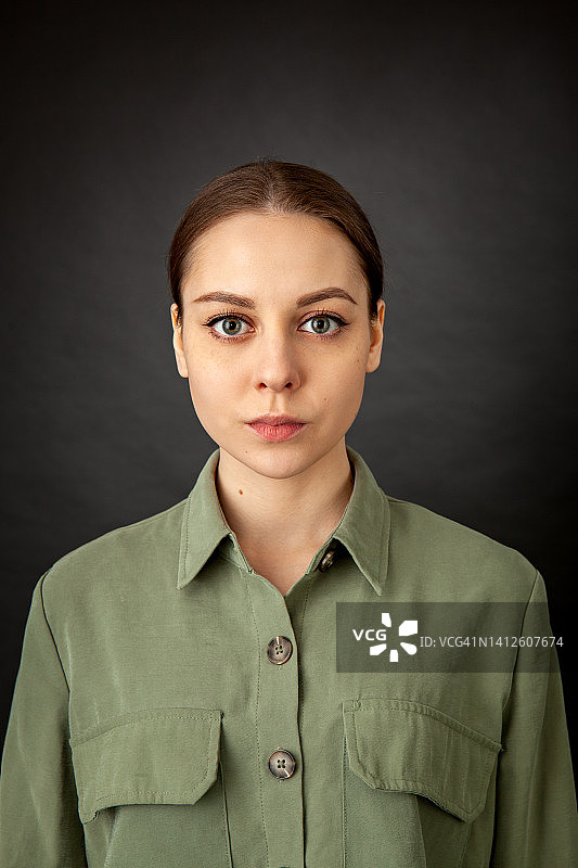 一位迷人的20岁棕发女人的工作室肖像图片素材