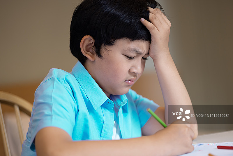 课堂上显示近视症状的孩子们图片素材