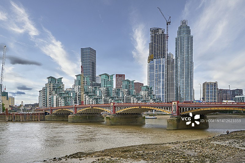 英国伦敦沃克斯豪尔十字路口的圣乔治码头图片素材