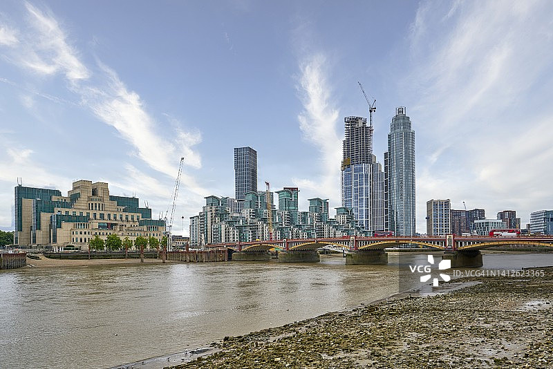 英国伦敦沃克斯豪尔十字路口的圣乔治码头图片素材