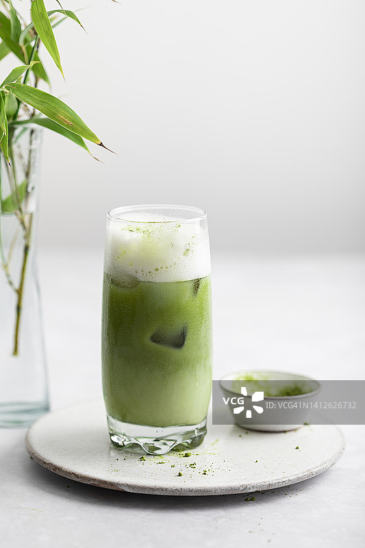 新鲜抹茶拿铁冰饮图片素材