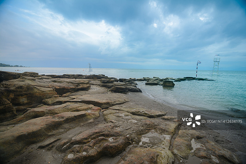 位于苏门答腊岛巴图霍达海滩的托巴湖岸边的成堆岩石图片素材