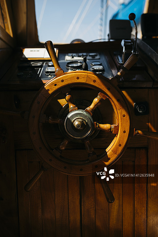 航海船只的木制方向舵图片素材