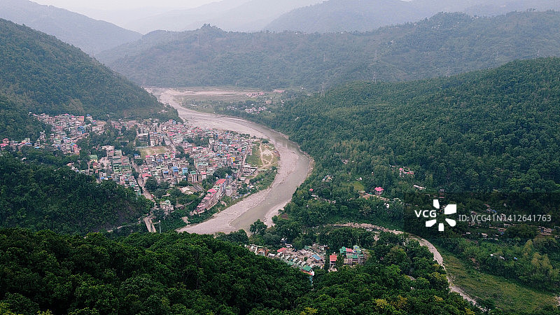河流沿岸村庄与群山环绕的航拍美景图片素材