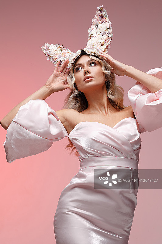 戴着兔子耳朵的时尚金发女人肖像照片图片素材