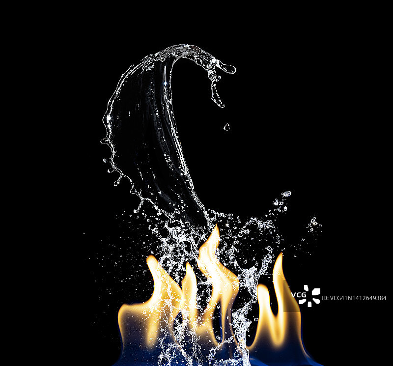 用水扑灭火焰图片素材