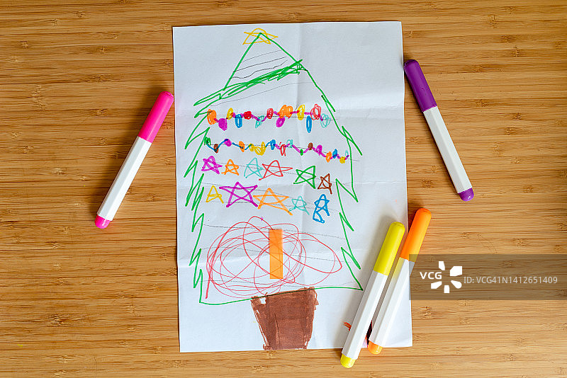 孩子画圣诞树图片素材