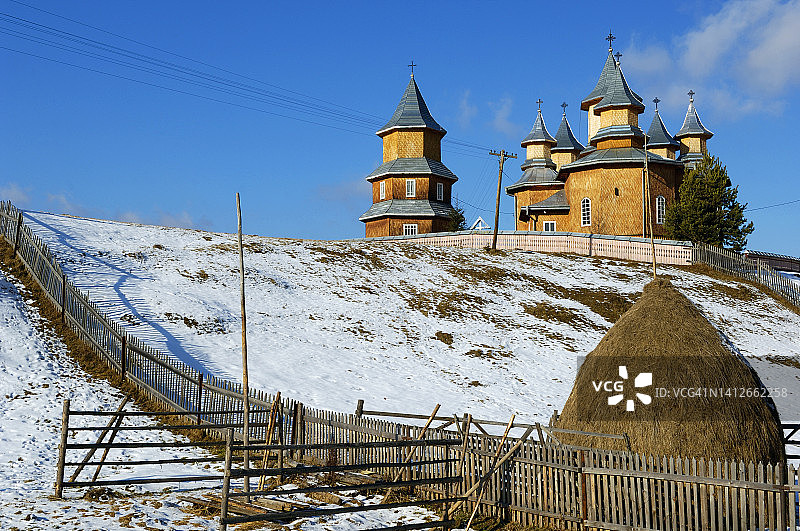 罗马尼亚比斯特里察山谷的东正教教堂图片素材
