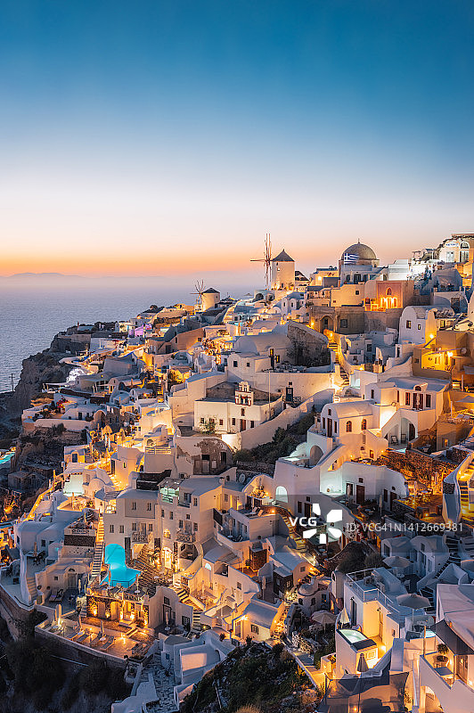 希腊基克拉泽斯群岛圣托里尼岛伊亚，城市景观，房屋和带钟的教堂，背景是海图片素材