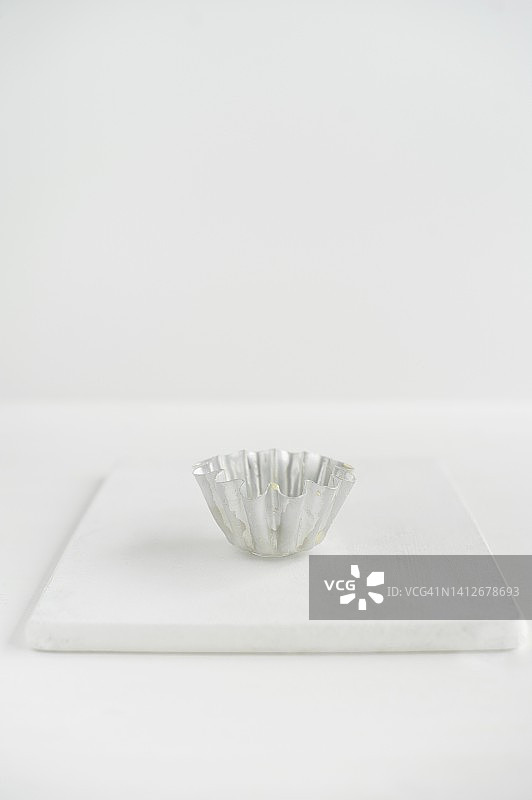 白板上的奶油蛋卷烤模图片素材