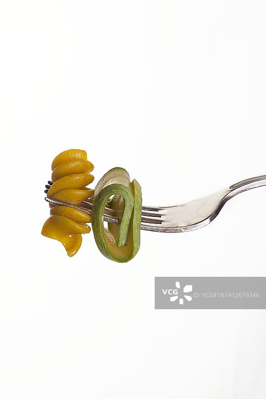 叉子上的全麦螺旋面和西葫芦图片素材