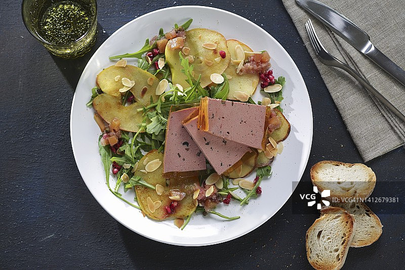 苹果片上的鹅肝酱图片素材