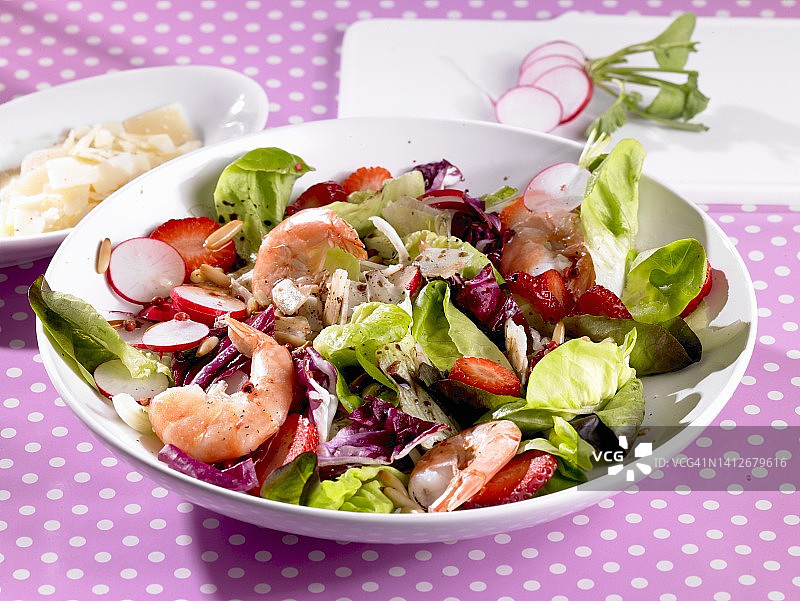 色彩鲜艳的虾仁草莓萝卜沙拉图片素材