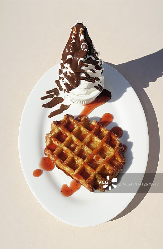配草莓酱和巧克力釉软冰的比利时华夫饼图片素材