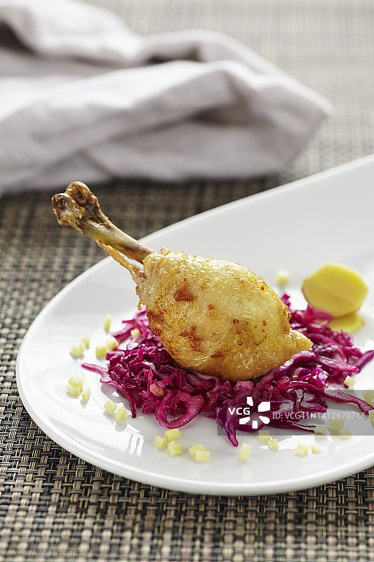 烤鸡腿配红卷心菜图片素材
