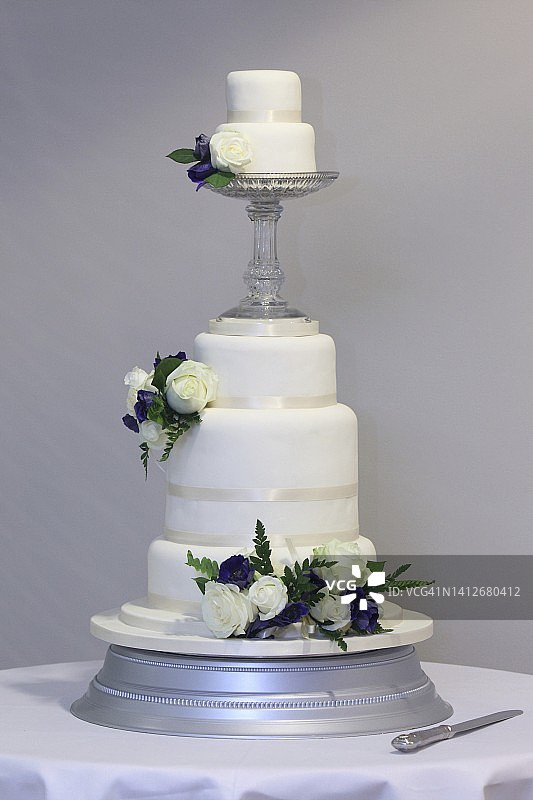 白色多层玫瑰装饰婚礼蛋糕图片素材