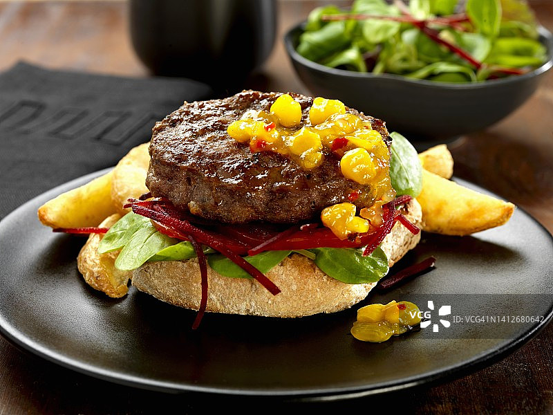 牛肉斯蒂尔顿奶酪汉堡配甜玉米和沙拉图片素材