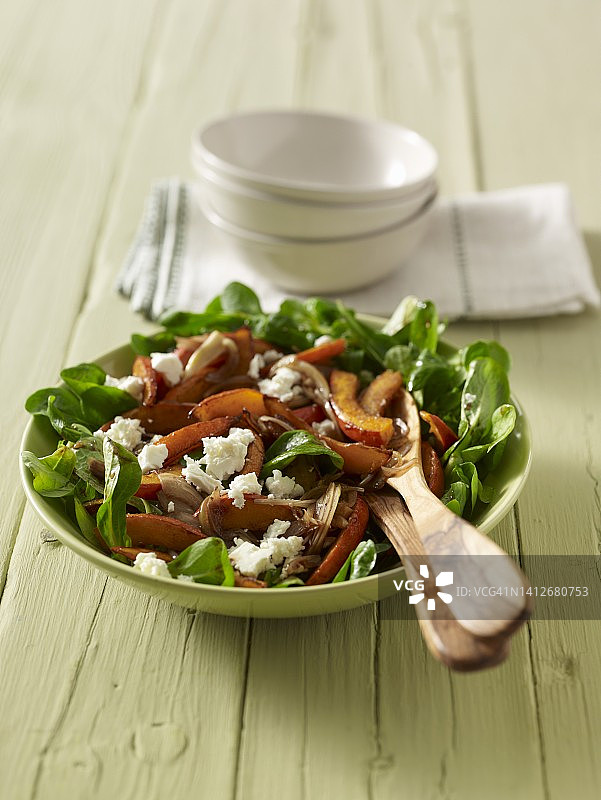 羊角生菜配烤南瓜和菲达奶酪图片素材