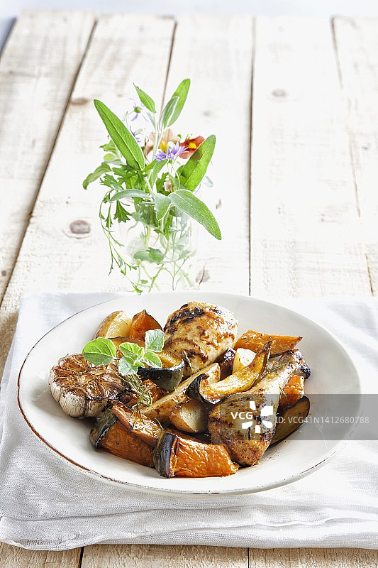 香橙鸡肉配烤蔬菜和香草图片素材