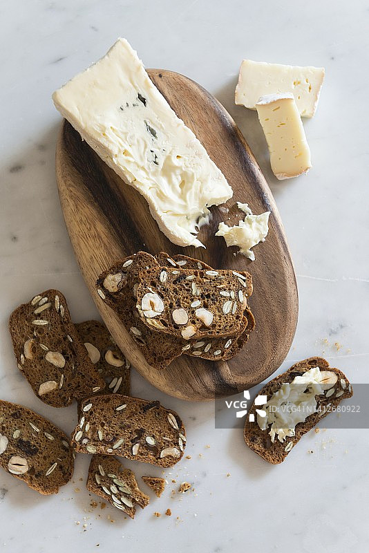含坚果和软奶酪的水果面包图片素材