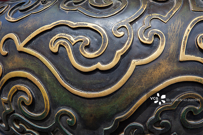 铜缸上的中国传统祥云图案图片素材