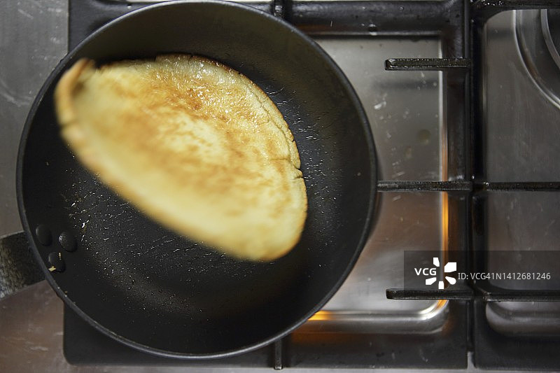在平底锅中翻转的可丽饼图片素材