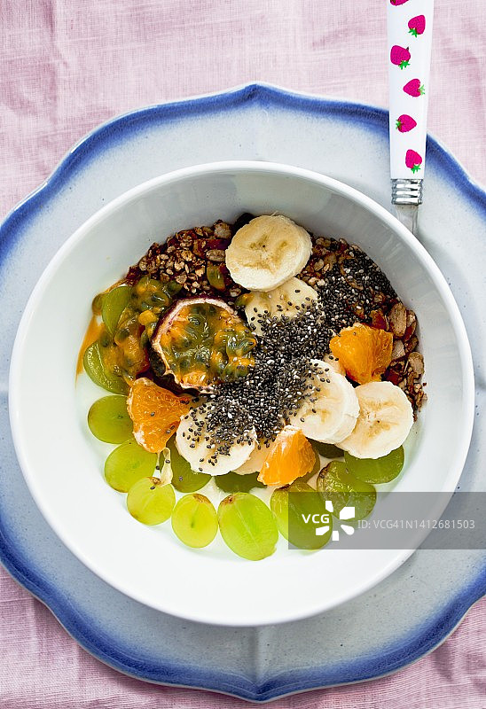 含奇亚籽和坚果的新鲜水果酸奶图片素材