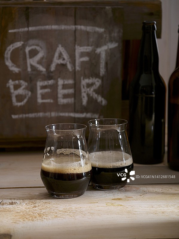 两杯黑啤酒图片素材