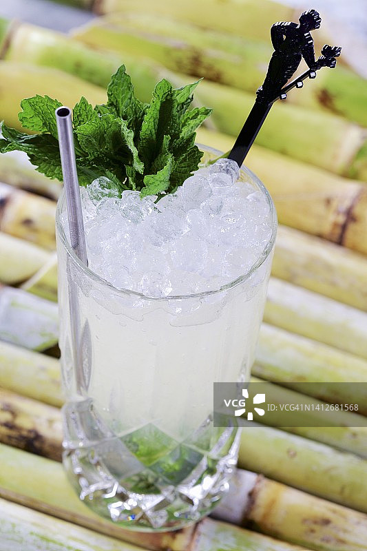 莫吉托（含朗姆酒、青柠汁和薄荷的鸡尾酒）图片素材
