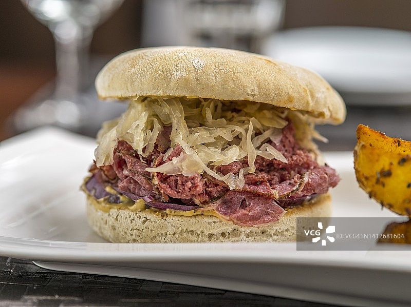 夹有德国泡菜和芥末酱的熏牛肉汉堡图片素材