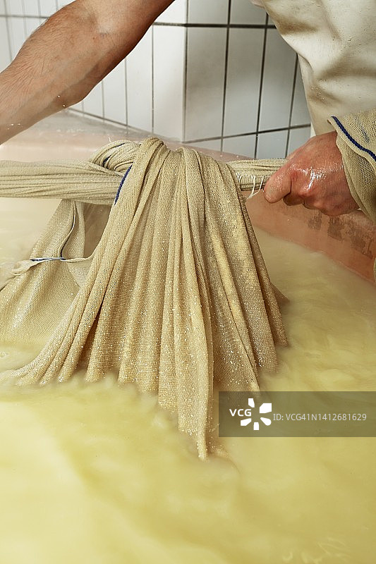 在蒂罗尔州高山乳品厂制作的山地奶酪图片素材