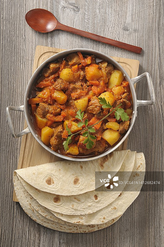 羊肉土豆块配玉米饼（俯视）图片素材