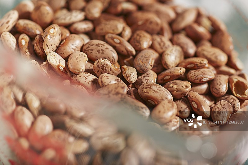 量杯里的有机干斑豆（特写）图片素材