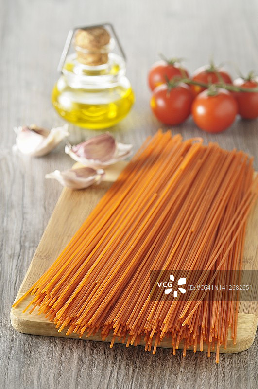 木板上的生番茄意大利面图片素材